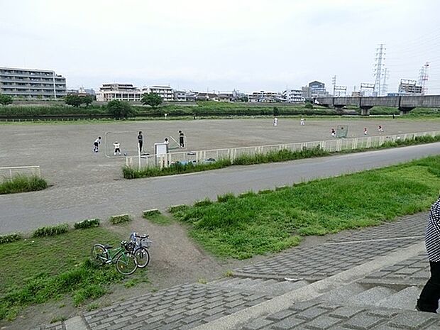 鶴見川樽町公園まで647m、子ども連れでも安心の、都市部の中の緑のスポット。