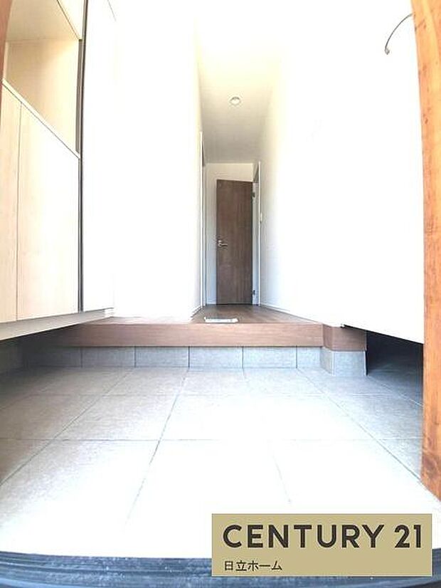 《玄関》 ■玄関を開けると、エントランスホールがお出迎え。上がりがまちやシューズボックスがゆったりと構え、心地よさに包まれます。