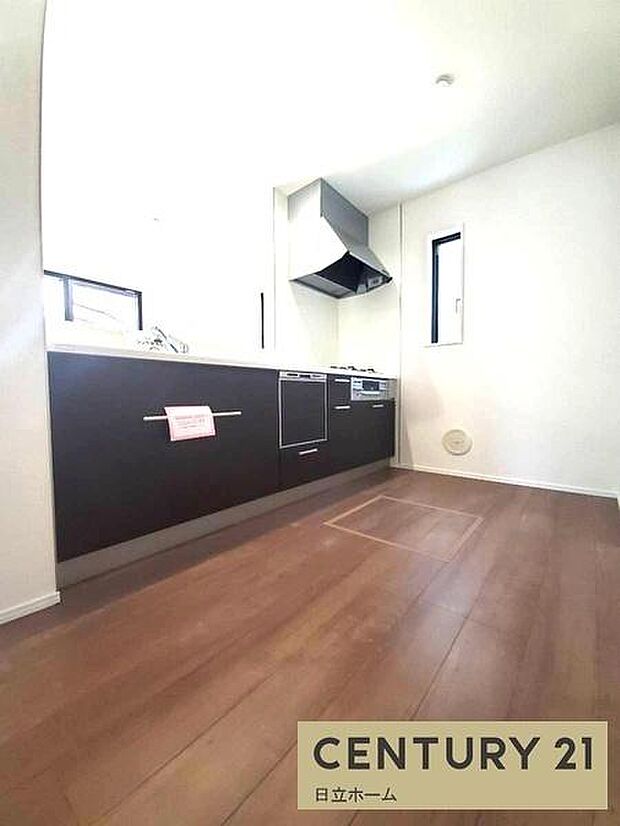 《システムキッチン》 ■家族が集う楽しく親子の会話も弾む対面キッチン。明るく清潔で使い勝手のいいキッチンには、いつも家族の笑顔があふれています。