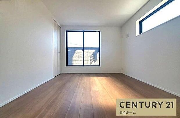 《寝室》 ■朝から日差しいっぱい、早起きしたくなる洋室。ベッドを置いてもゆとりを感じられる。窓からの朝日が心地よい目覚めへと誘います。ゆとりある広さを確保し、心地よいプライベートタイムを演出します。