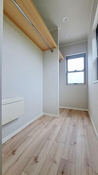 《ウォークインクローゼット》　大容量のウォークインクローゼットをご用意。衣類だけでなく、遊び道具やトランクなどの旅行用品の収納にも重宝します。