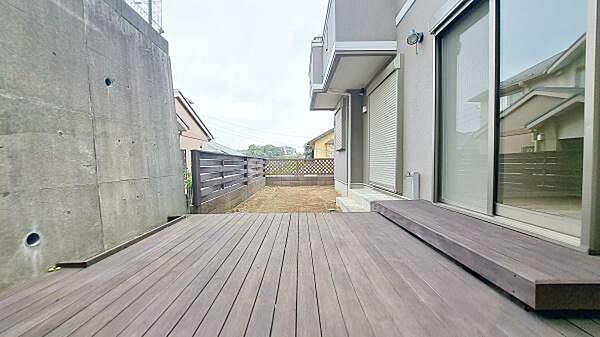 《ウッドデッキ》　■プライベートテラス。「人を呼びたくなる家」「人に魅せたい家」