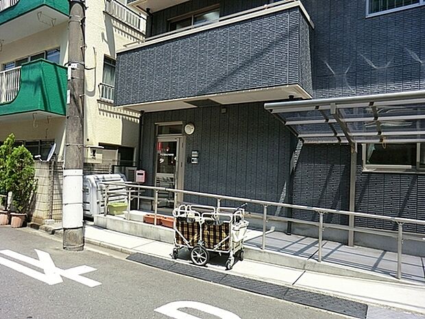 アスク新丸子保育園まで836m、運動会や発表会、マラソン大会など、小規模ながらも沢山あります。 教育やしつけもしっかりしてくれます。