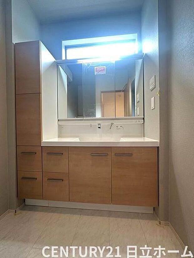 《洗面化粧台》■洗練されたデザインのおしゃれな洗面化粧台。広々とした空間が、贅沢なひとときを演出します。快適さと美しさを兼ね備えた洗面所