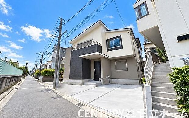 《前面道路》　「空」×「光」×「風」。開放感を具現化したような現地は、まさに「永住の地」としての選択肢です。（画像は一部AI加工を施しており、実際の現況とは異なる場合がございます。）