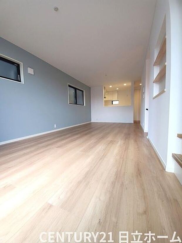 《リビングダイニング》　■大画面ＴＶも余裕、インテリアプランが考えやすいワイドなリビング。家族がしぜんに集まる広さ、お子様が思わず走り出す大空間。