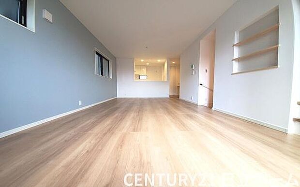 《リビングダイニング》　■家族が自然と集まって、思い思いにくつろぎ、遊び、語らう、やすらぎの空間。