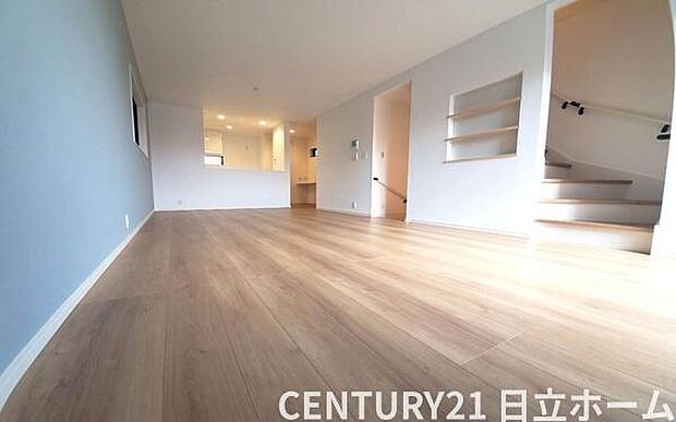 《リビングダイニング》 ■豊かな光が照らすこの場所は、たわいもない会話を楽しみ、ゆったりとした時間を過ごす場所。家族の日常が刻まれる大切な空間です。自然光に溢れるこの空間はリフレッシュにピッタリです。