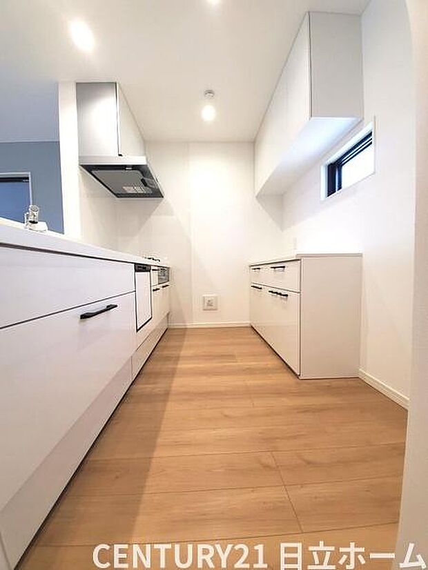 《システムキッチン》　■会話を楽しみながら食事を味わう。一緒にいる時間が楽しい空間。カフェにいるような気分で毎日を過ごしたい。家族でいる時間を柔らかに包み込むインテリア。