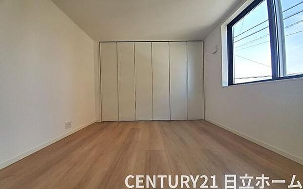 《寝室》　■朝から日差しいっぱい、早起きしたくなる洋室。ベッドを置いてもゆとりを感じられる。窓からの朝日が心地よい目覚めへと誘います。ゆとりある広さを確保し、心地よいプライベートタイムを演出します。