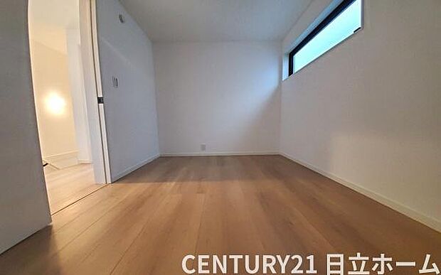 《子供部屋・洋室》 ■白い壁が窓から射し込む光を室内にまわし、柔らかな明るさを奥まで届ける。穏やかな空気に満ちた空間。