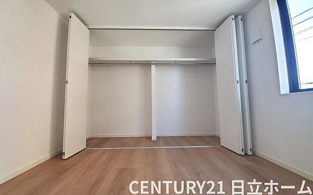 《収納》　■洋服を機能的に収納できるハンガーパイプのほか、帽子やバッグを置ける枕棚も設置。ゆとりあふれる収納空間です。