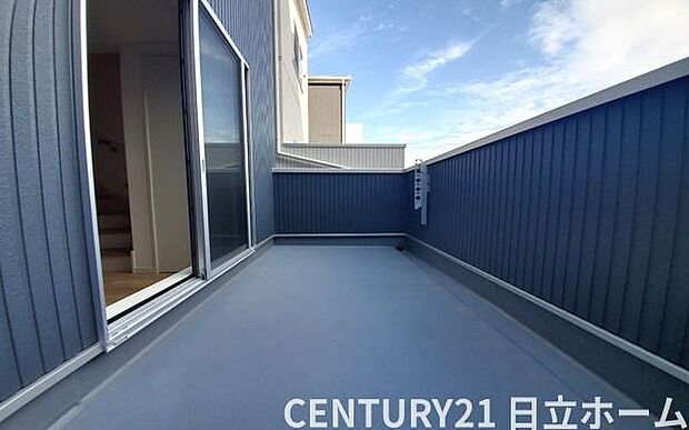 《バルコニー》　■陽当りも良く、長時間日が当たるので、洗濯物も良く乾きそうです。目の前には気持ちの良い青空が、夜には綺麗な星空が広がります。