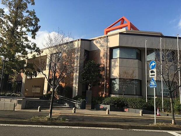 横浜市中図書館まで682m