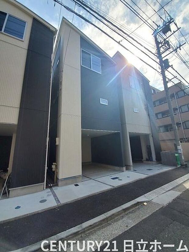 《外観》　■家族みんなが落ち着ける場所。明るい空間で心も暖か、朝から爽やかな気分。寝る時も包みこまれるようにふんわりと。家にいることが心と体に優しい暖かな暮らし。