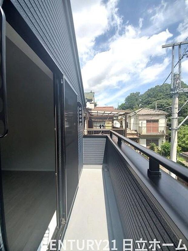 《バルコニー》 ■さわやかな風が通り暖かい光がふりそそぐバルコニー