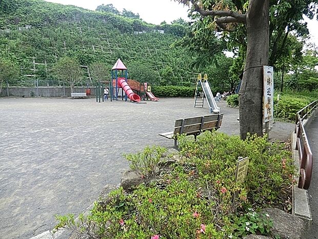 吉田町第二公園まで262m、バドミントンや小さい子の自転車練習など幅広く利用できます。