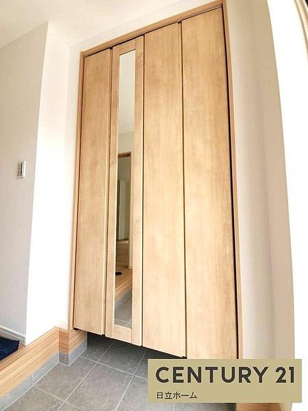 《玄関》　■玄関を開けると、エントランスホールがお出迎え。上がりがまちやシューズボックスがゆったりと構え、心地よさに包まれます。