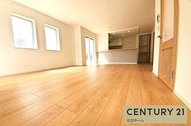 《リビングダイニング》　■豊かな光が照らすこの場所は、たわいもない会話を楽しみ、ゆったりとした時間を過ごす場所。家族の日常が刻まれる大切な空間です。自然光に溢れるこの空間はリフレッシュにピッタリです。