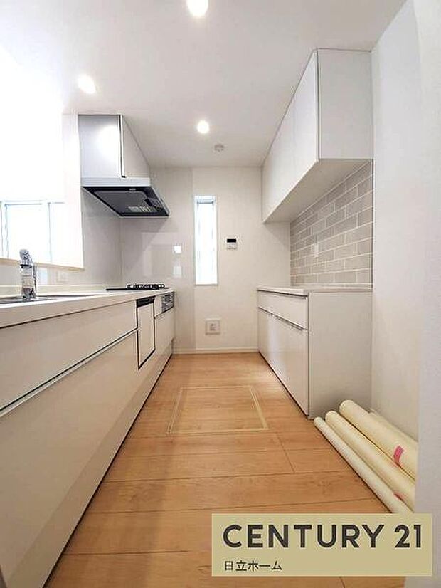 《カップボード》　■背面に設置されたキッチンカウンター。食器はもちろん、炊飯器、ホットプレートなども収納できます。