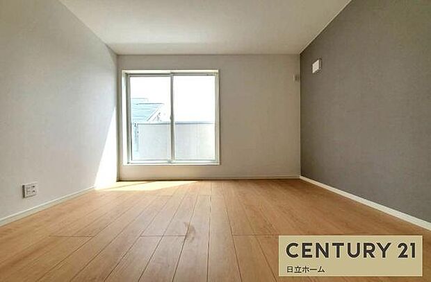 《寝室》　■朝から日差しいっぱい、早起きしたくなる洋室。ベッドを置いてもゆとりを感じられる。窓からの朝日が心地よい目覚めへと誘います。ゆとりある広さを確保し、心地よいプライベートタイムを演出します。