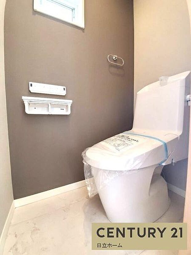 《トイレ》　■窓のあるトイレは明るい空間で清潔感があります。