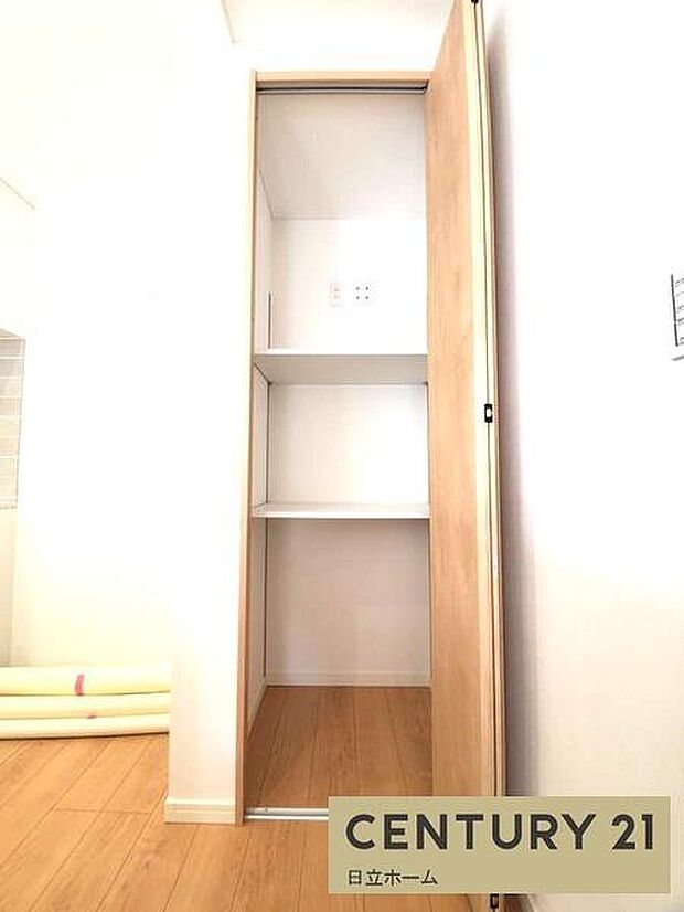 《パントリー》　■キッチン横のパントリー。常温保存の食品・キッチン用品などが収納できて便利です。