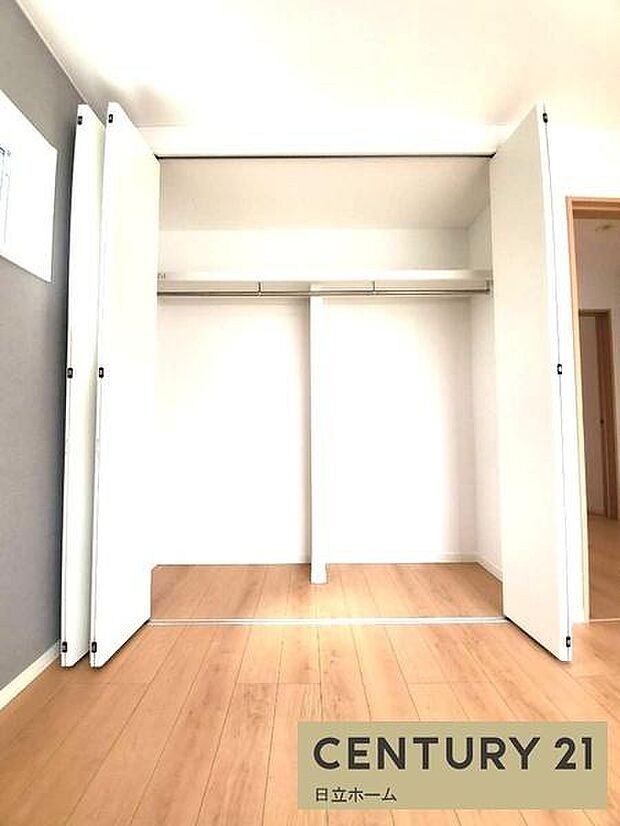《収納》　■洋服を機能的に収納できるハンガーパイプのほか、帽子やバッグを置ける枕棚も設置。ゆとりあふれる収納空間です。