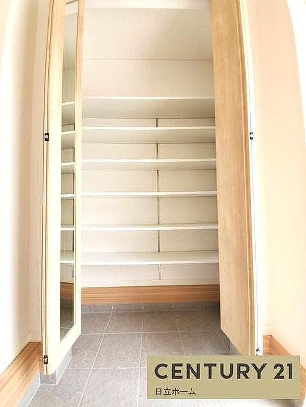 《シューズインクローク》　■人気のシューズインクローク。靴だけでなくアウトドア用品や雨具などもスッキリ収納可能です。