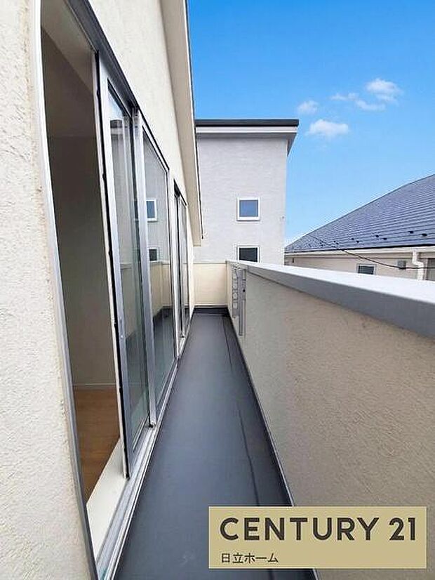 《バルコニー》　■陽当りも良く、長時間日が当たるので、洗濯物も良く乾きそうです。目の前には気持ちの良い青空が、夜には綺麗な星空が広がります。