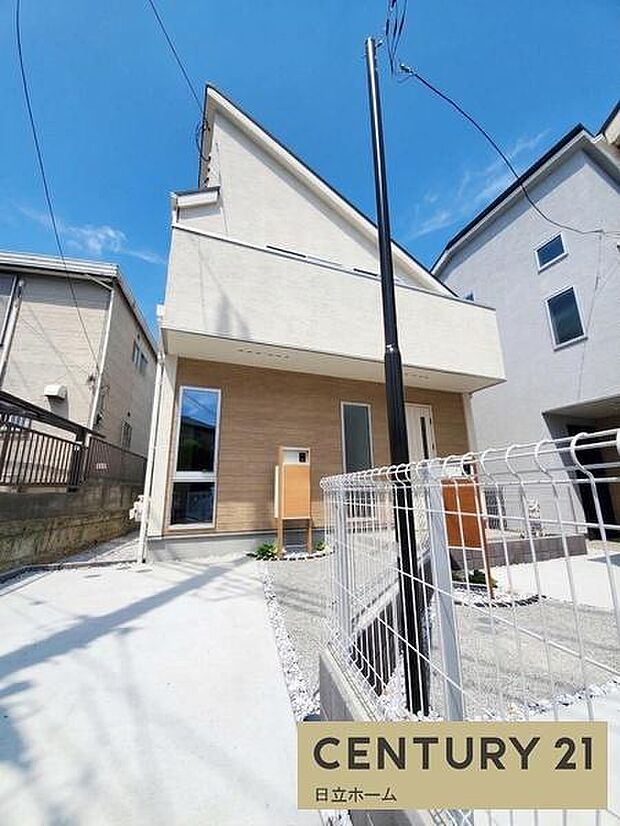 《外観》車通りも少ないため、落ち着いた雰囲気です。お子様がいらっしゃる方もご安心かと思います。