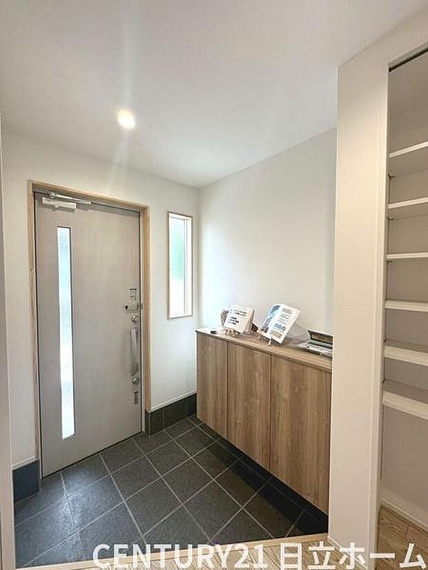 《玄関》　■玄関を開けると、エントランスホールがお出迎え。上がりがまちやシューズボックスがゆったりと構え、心地よさに包まれます。