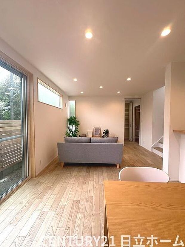 《リビングダイニング》　■大画面ＴＶも余裕、インテリアプランが考えやすいワイドなリビング。家族がしぜんに集まる広さ、お子様が思わず走り出す大空間。