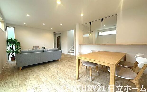 《リビングダイニング》　■大画面ＴＶも余裕、インテリアプランが考えやすいワイドなリビング。家族がしぜんに集まる広さ、お子様が思わず走り出す大空間。