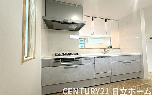 《キッチン》　■お手入れしやすくきれいなキッチン。お料理の始めから後片付けまで楽しい時間になりそうです。