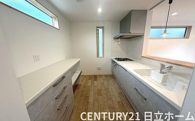 《カップボード》　■背面に設置されたキッチンカウンター。食器はもちろん、炊飯器、ホットプレートなども収納できます。