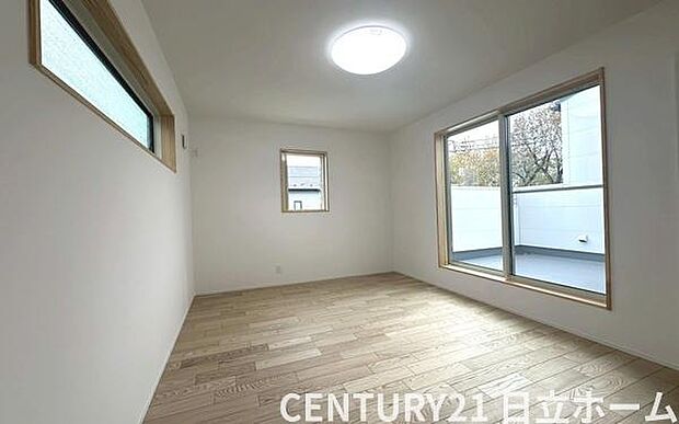 《寝室》　■朝から日差しいっぱい、早起きしたくなる洋室。ベッドを置いてもゆとりを感じられる。窓からの朝日が心地よい目覚めへと誘います。ゆとりある広さを確保し、心地よいプライベートタイムを演出します。