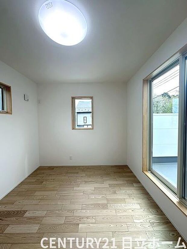 《子供部屋》　■お子様の成長を優しく見守る、明るい子供部屋。遊んだり、学んだり、時には一人の時間を過ごしたりと健やかな毎日を育む大切な場所。未来への第一歩を育む、かけがえのない空間です。