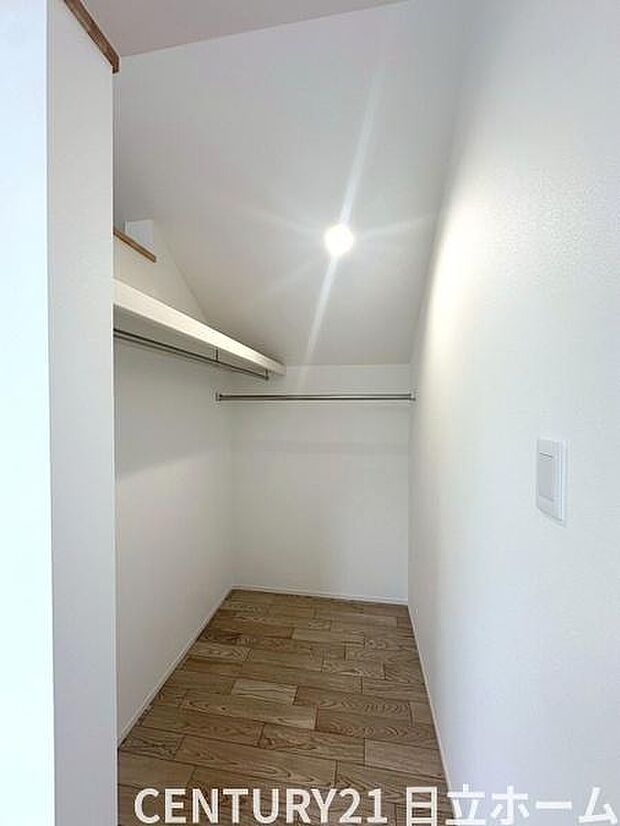 《ウォークインクローゼット》　大容量のウォークインクローゼットをご用意。衣類だけでなく、遊び道具やトランクなどの旅行用品の収納にも重宝します♪