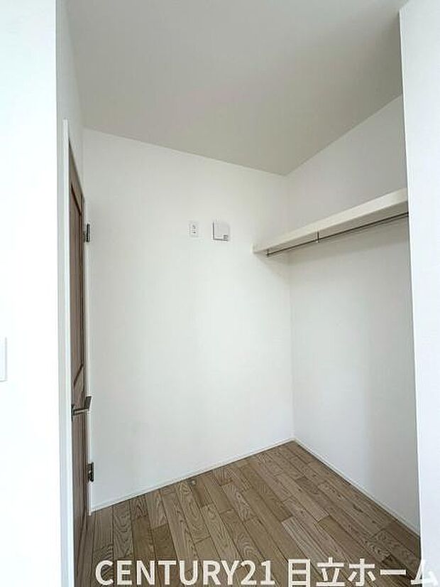 《ウォークインクローゼット》　大容量のウォークインクローゼットをご用意。衣類だけでなく、遊び道具やトランクなどの旅行用品の収納にも重宝します♪