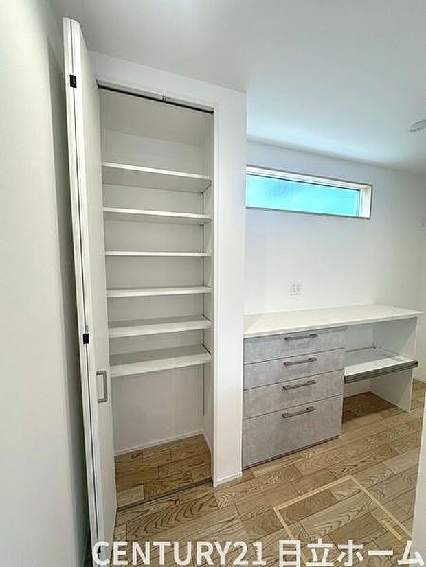 《パントリー》　■キッチン横のパントリー。常温保存の食品・キッチン用品などが収納できて便利です。