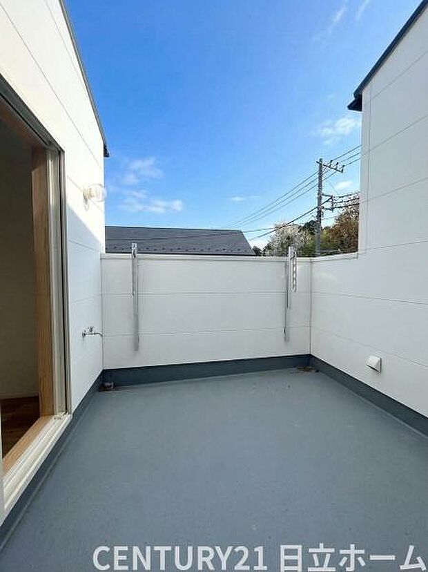 《バルコニー》　■陽当りも良く、長時間日が当たるので、洗濯物も良く乾きそうです。目の前には気持ちの良い青空が、夜には綺麗な星空が広がります。