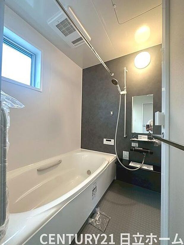 《浴室》　バスルームは一日の疲れを癒す居心地の良い空間です。