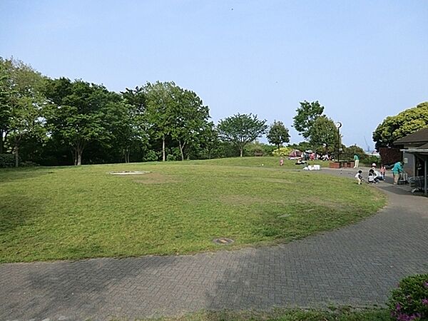 本牧山頂公園まで1562m、山手駅の東の高台に広がる広大な敷地の公園です。ドッグランやバーベキュー設備もあり休日は多くの人で賑わっています。