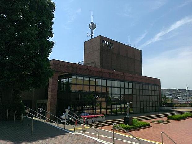 川崎市宮前区役所まで1679m、区役所と隣接している図書館の間に大きな広場があり、区民の憩いの場となっています。