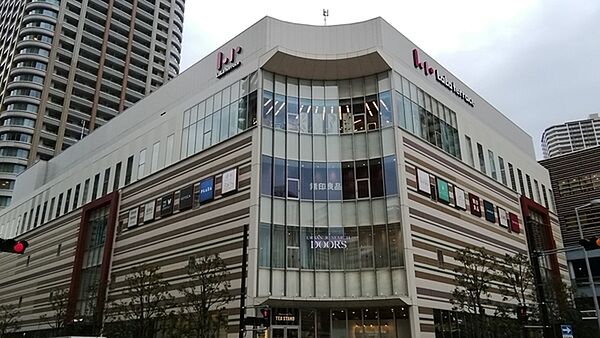 成城石井ららテラス武蔵小杉店まで603m、輸入食品や高級食品を揃えているスーパーマーケットです。週末の自分のご褒美に、家族の好きな食材でワンランク上の食卓を。