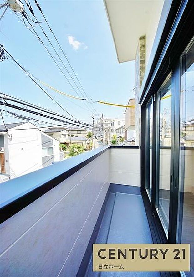 《バルコニー》　「青い空」と「白い雲」、「気分が晴れる場所」がここにあります。