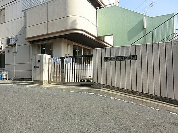 岩井保育園まで497m、日当たりの良い園庭は四季折々の花が咲き、野菜も育てています