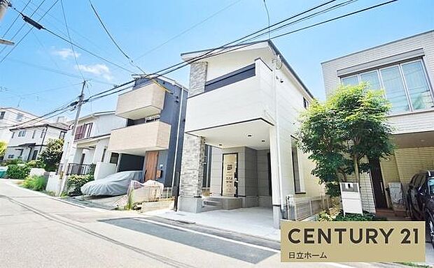 《前面道路》　「空」×「光」×「風」。開放感を具現化したような現地は、まさに「永住の地」としての選択肢です。