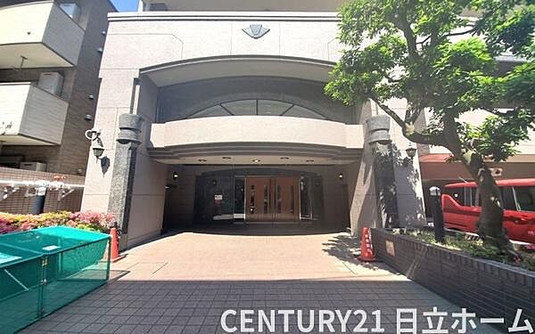 《エントランス》　■雰囲気のあるエントランス。まさに「人を呼びたくなる家」ではないでしょうか。